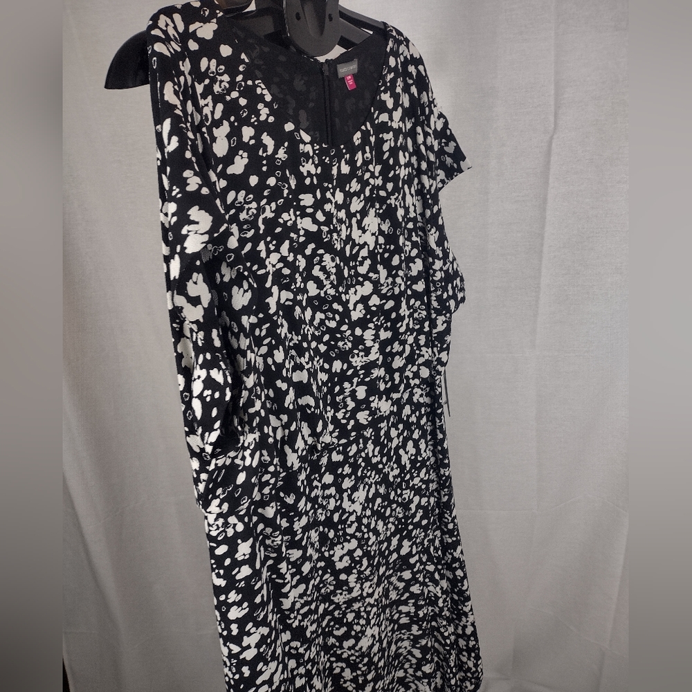 VINCE CAMUTO Plus Modern Imprint Dress Black And White Size 22W NWT - Picture 5 of 9
